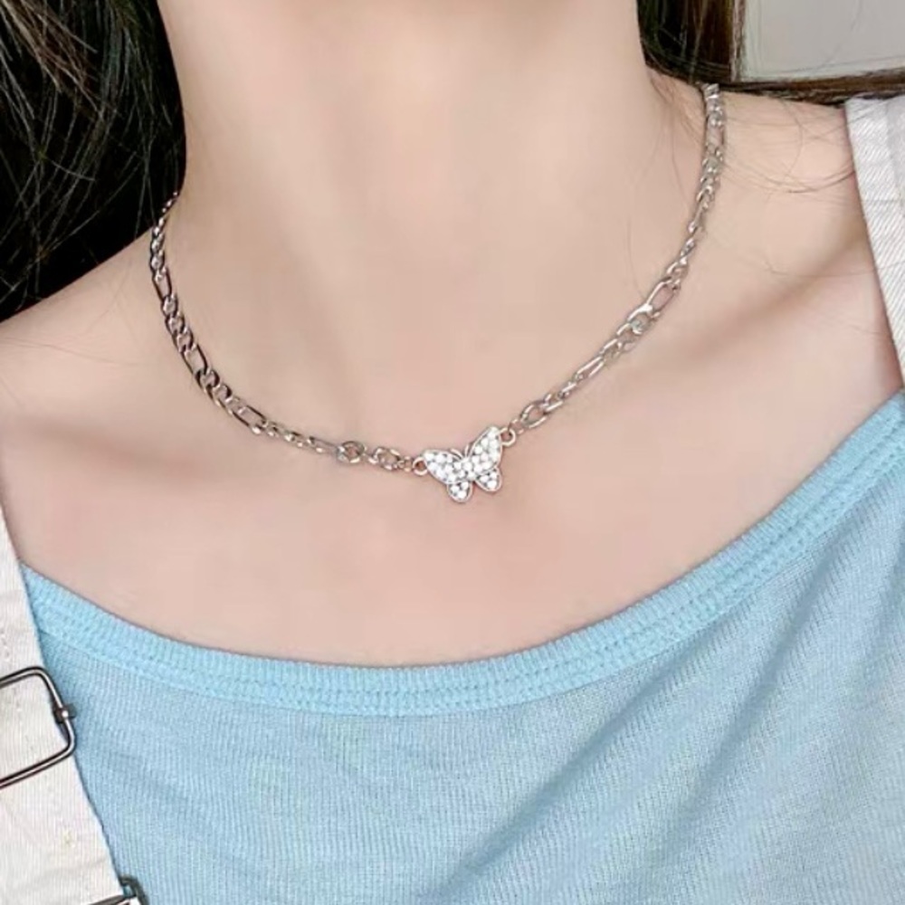 ❤️Seller’s Pick❤️ Stunning Rhinestones Butterfly Choker - Picture 4 of 10